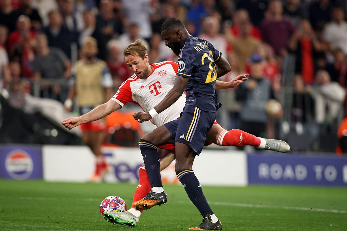 Antonio Rüdiger vs. Harry Kane / Real Madrid Bayern Tipp (© diebilderwelt / Alamy Stock Photo)