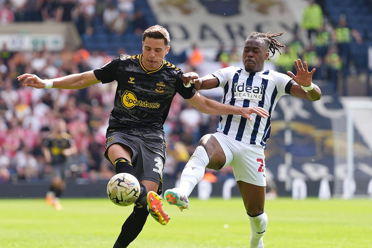 Southampton West Brom Tipp / Bild zeigt Jan Bednarek gegen Brandon Thomas-Asante (© PA Images / Alamy Stock Photo)