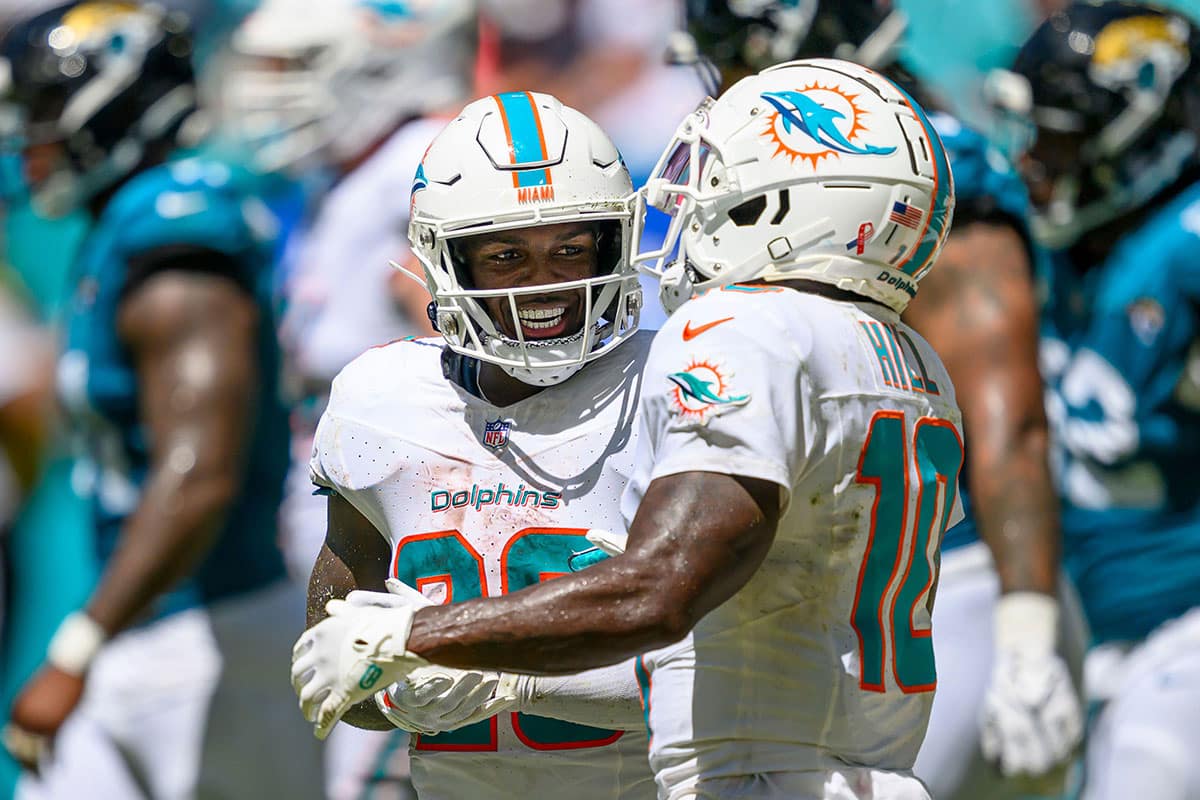 Dolphins Bills Tipp Bild zeigt De'Von Achane und Tyreek Hill © Associated Press / Alamy Stock Photo