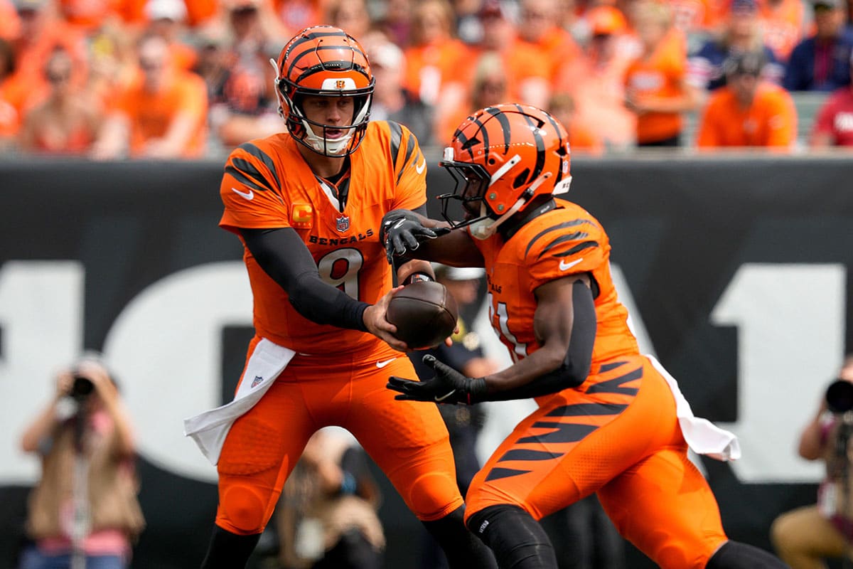 Bengals Commanders Tipp Bild zeigt Joe Burrow und Zack Moss © Associated Press / Alamy Stock Photo