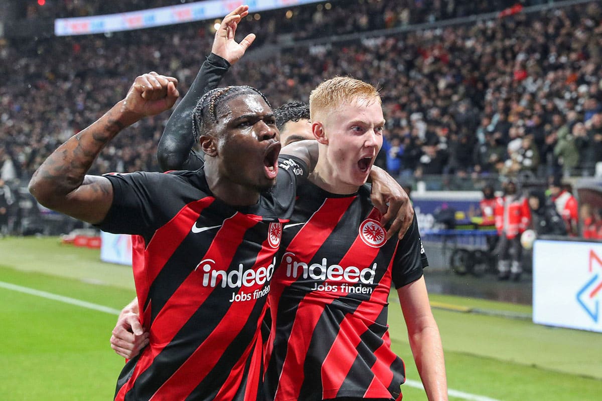 Experten Tipps Bundesliga 6. Spieltag © dpa picture alliance / Alamy Stock Photo Bild zeigt Frankfurts Hugo Larsson und Junior Dina Ebimbe