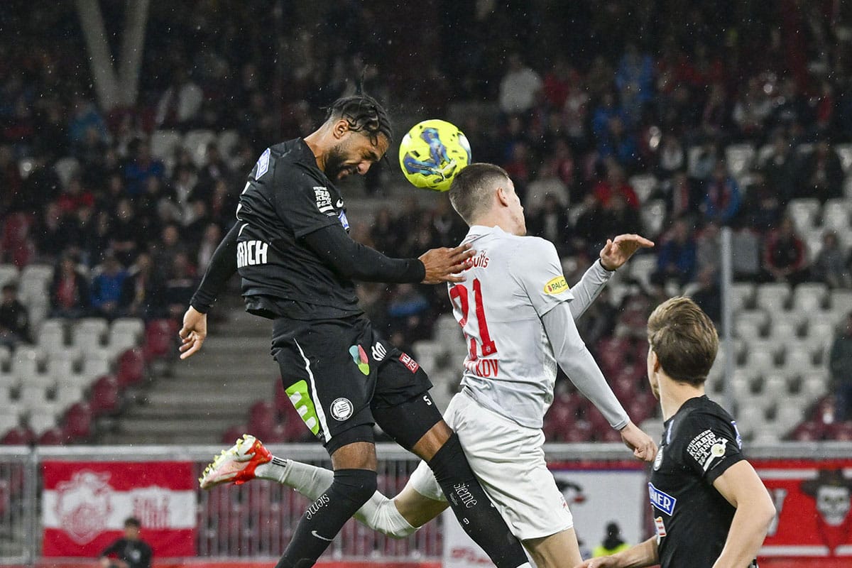 Bild zeigt Zweikampf zwischen Sturm und Salzburg Experten Tipps Bundesliga Österreich 9. Spieltag © APA-PictureDesk / Alamy Stock Photo