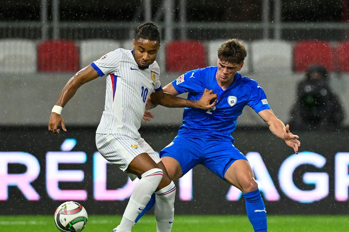 Frankreich Israel Tipp Bild zeigt Christopher Nkunku vs Ilay Feingold © Associated Press / Alamy Stock Photo 