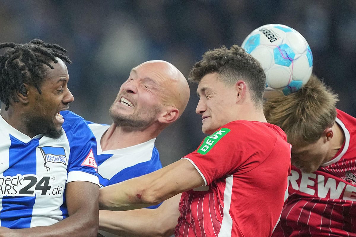 Köln Hertha Tipp Bild zeigt ein Kopfballduell © dpa picture alliance / Alamy Stock Photo