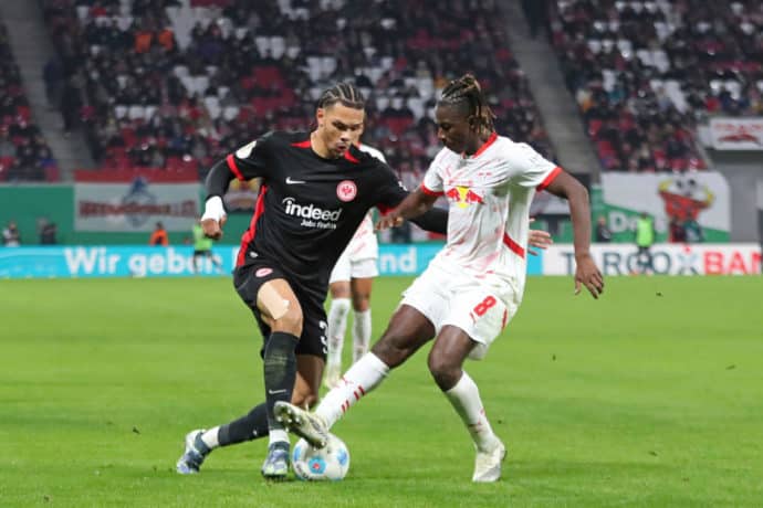 RB Leipzig Frankfurt Tipp Bild zeigt Zweikampf Collins vs. Haidara © dpa picture alliance / Alamy Stock Photo