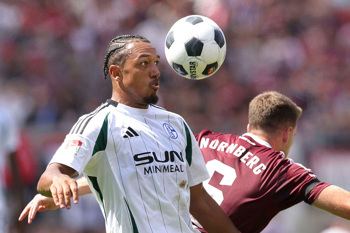 Schalke Nürnberg Tipp Bild zeigt Anton Donkor gegen Florian Flick © dpa picture alliance / Alamy Stock Photo