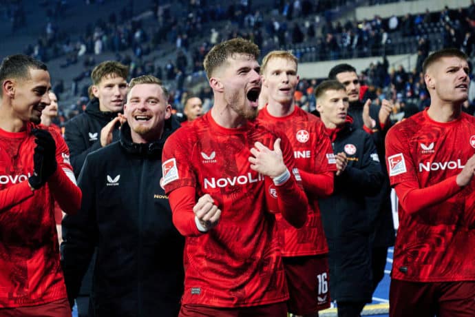 2. Liga heute 23. Spieltag Bild zeigt jubelnde rote Teufel © dpa picture alliance / Alamy Stock Photo