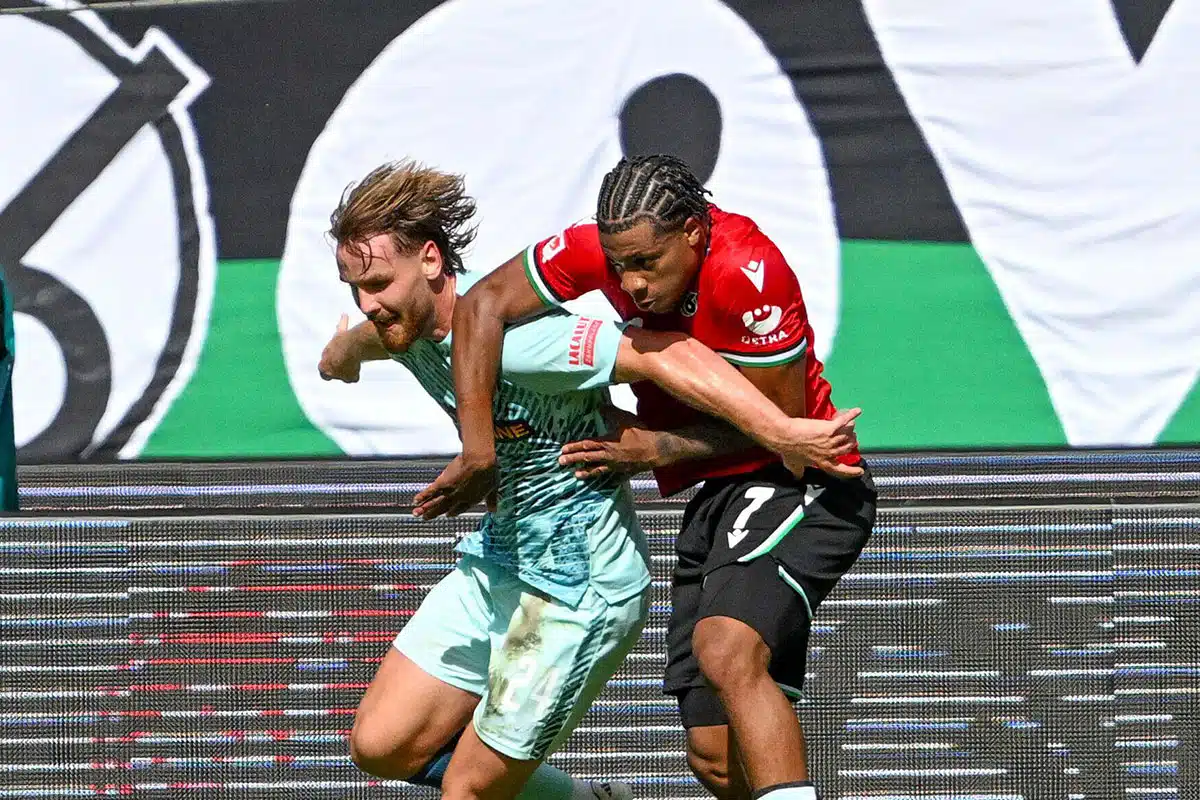  Kaiserslautern Hannover Tipp Bild zeigt Jannis Heuer im Zweikampf mit Jessic Ngankam © dpa picture alliance / Alamy Stock Photo