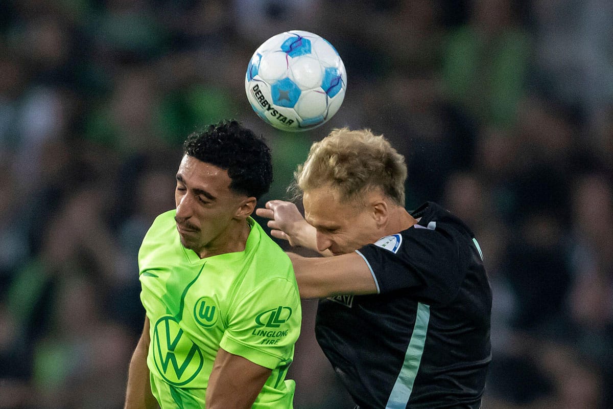 Weder Bremen Wolfsburg Tipp Bild zeigt Amos Pieper vs Tiago Tomàs © dpa picture alliance / Alamy Stock Photo