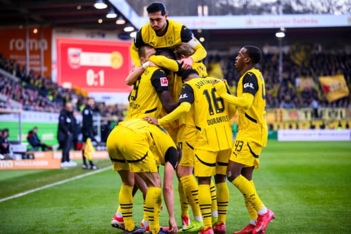 Dortmund VfB Stuttgart Tipp Bild zeigt jubelnde Dortmunder © Associated Press / Alamy Stock Photo